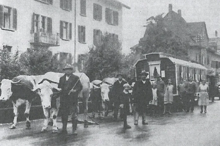 Der von Stieren gezogene Chilbi-Wagen im Jahr 1928. Mehrere Schaustellerwagen, die von Ochsen gezogen werden. Historisches Foto.